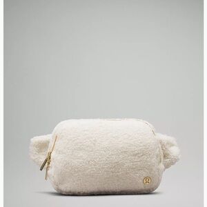 Everywhere Belt Bag Large 2L
Fleece